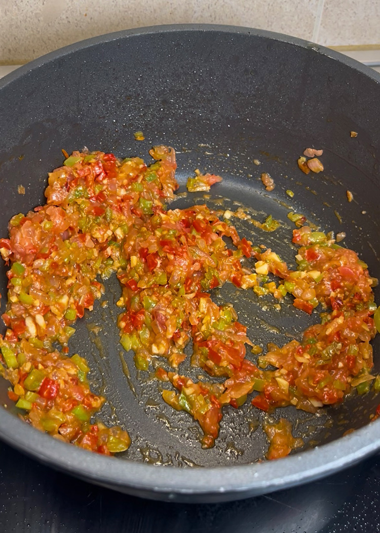 Sofreír verduras para arroz con pollo y verduras