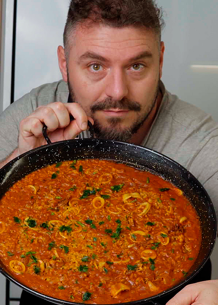 Presentación de arroz con calamares
