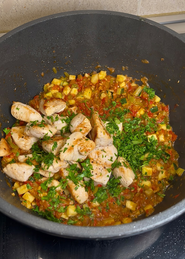 Incorporar pollo para arroz con pollo y verduras