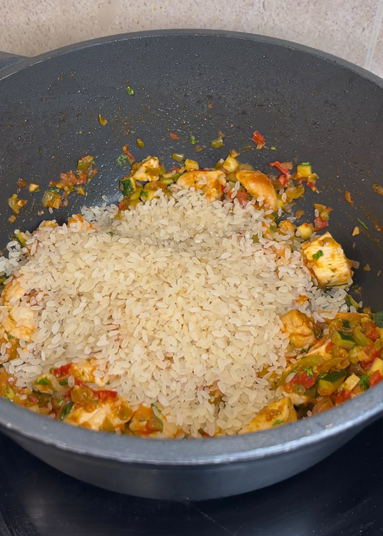 Verter arroz para arroz con pollo y verduras
