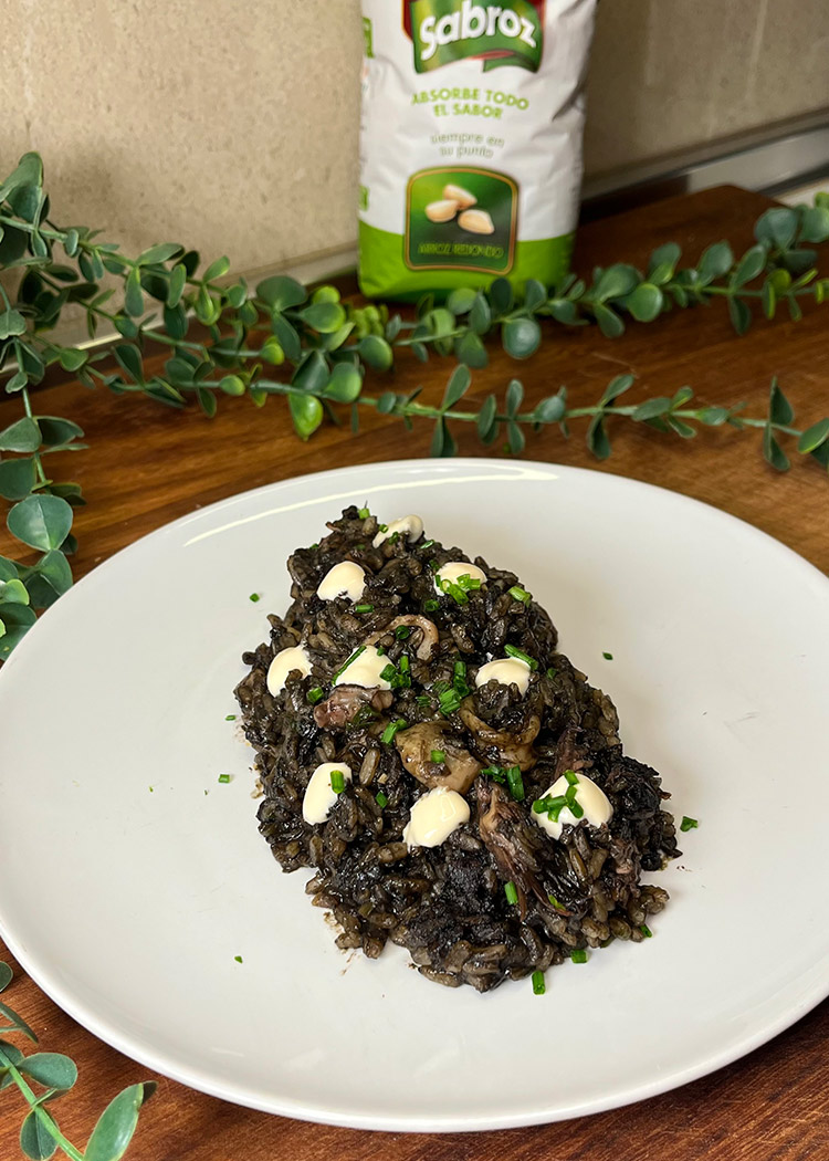 Presentación de Arroz negro con chipirones