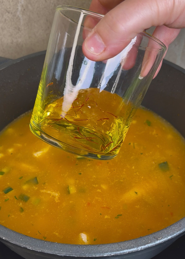 Azafrán infusionado para arroz con pollo y verduras