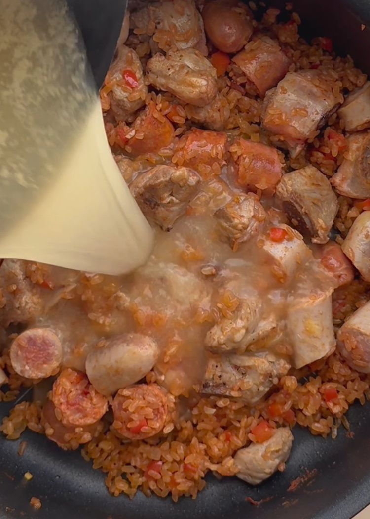 Añadir caldo a Arroz zamorano