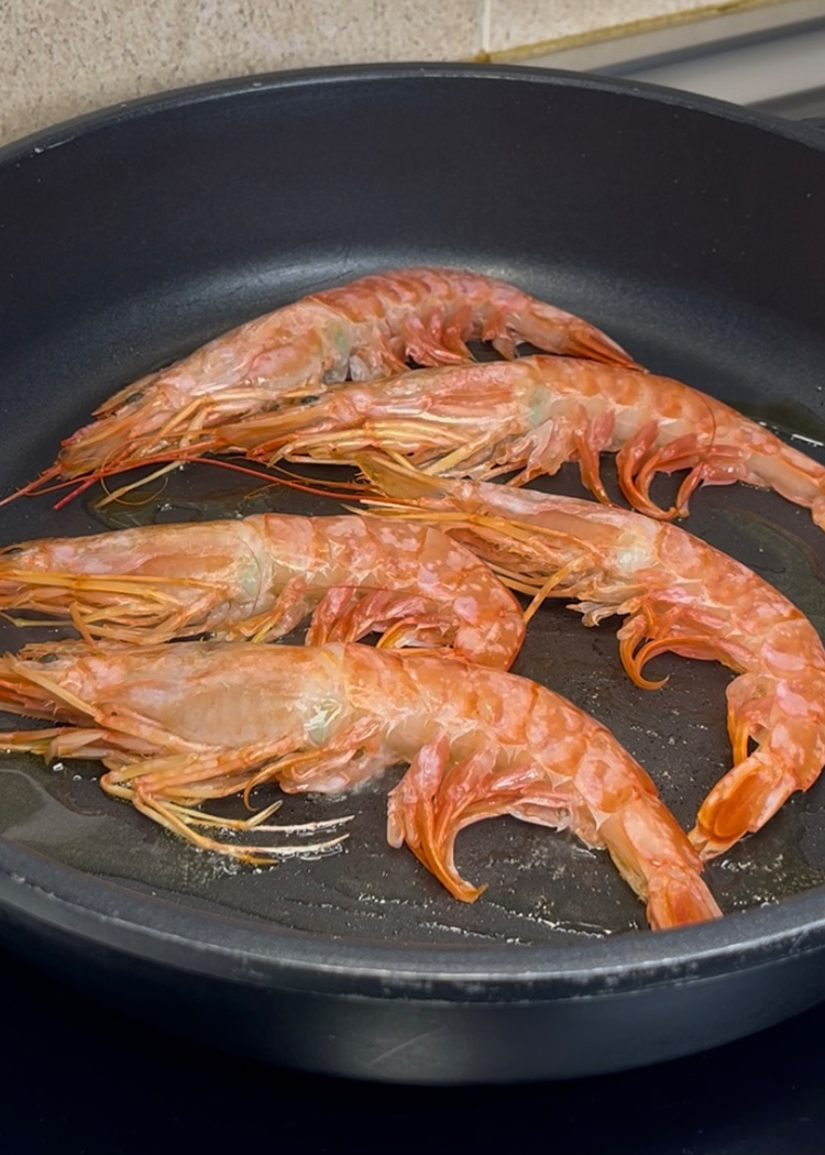 Dorar los gambones para paella de marisco