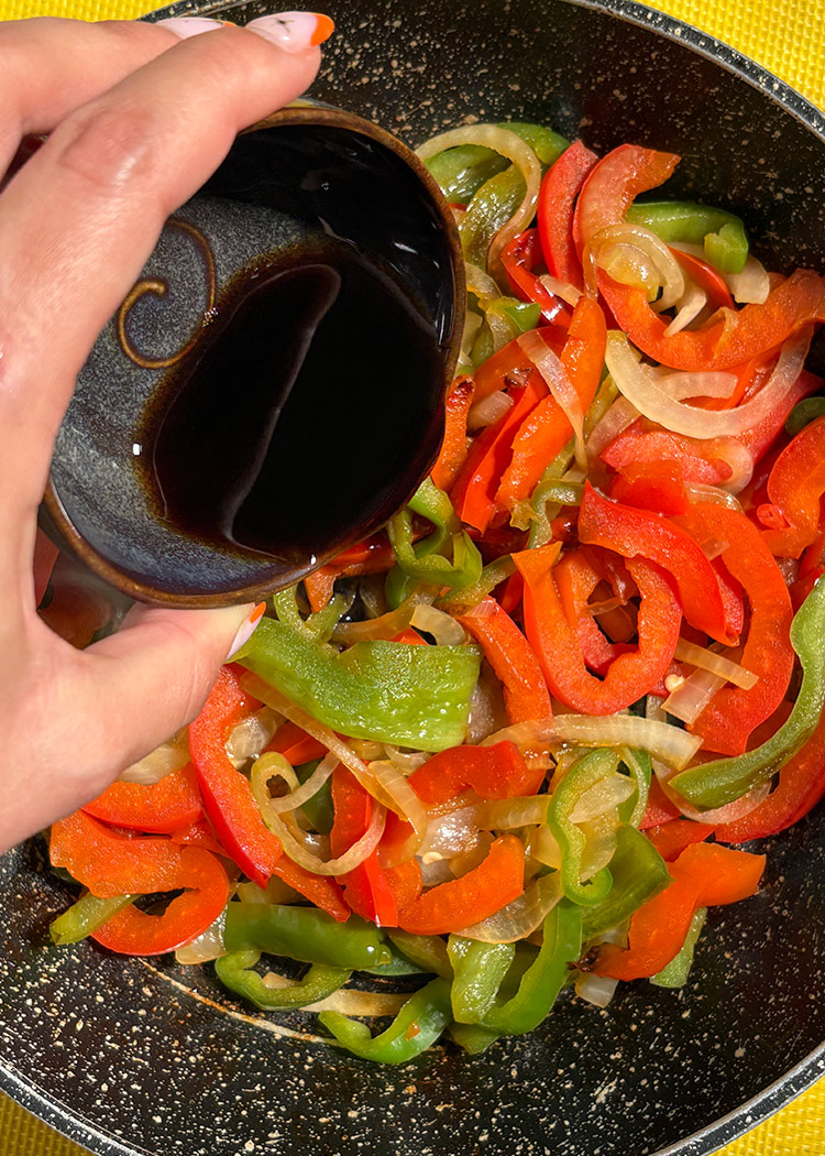 Saltear verduras para arroz integral con verduras