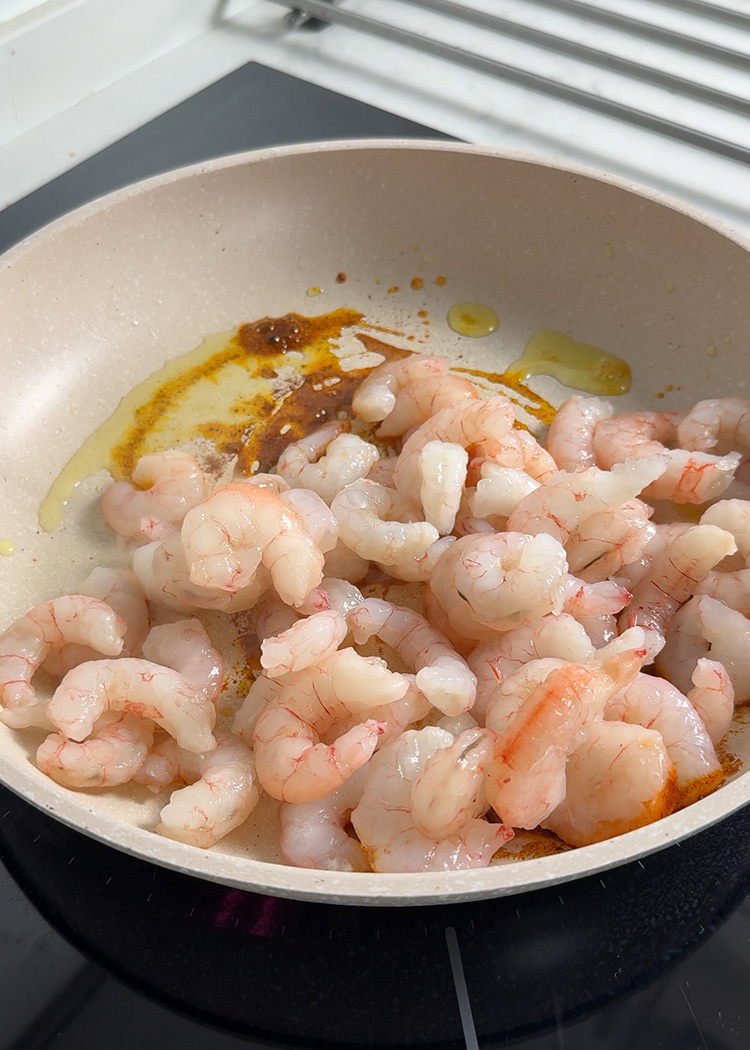 Saltear gambas para rollitos vietnamitas