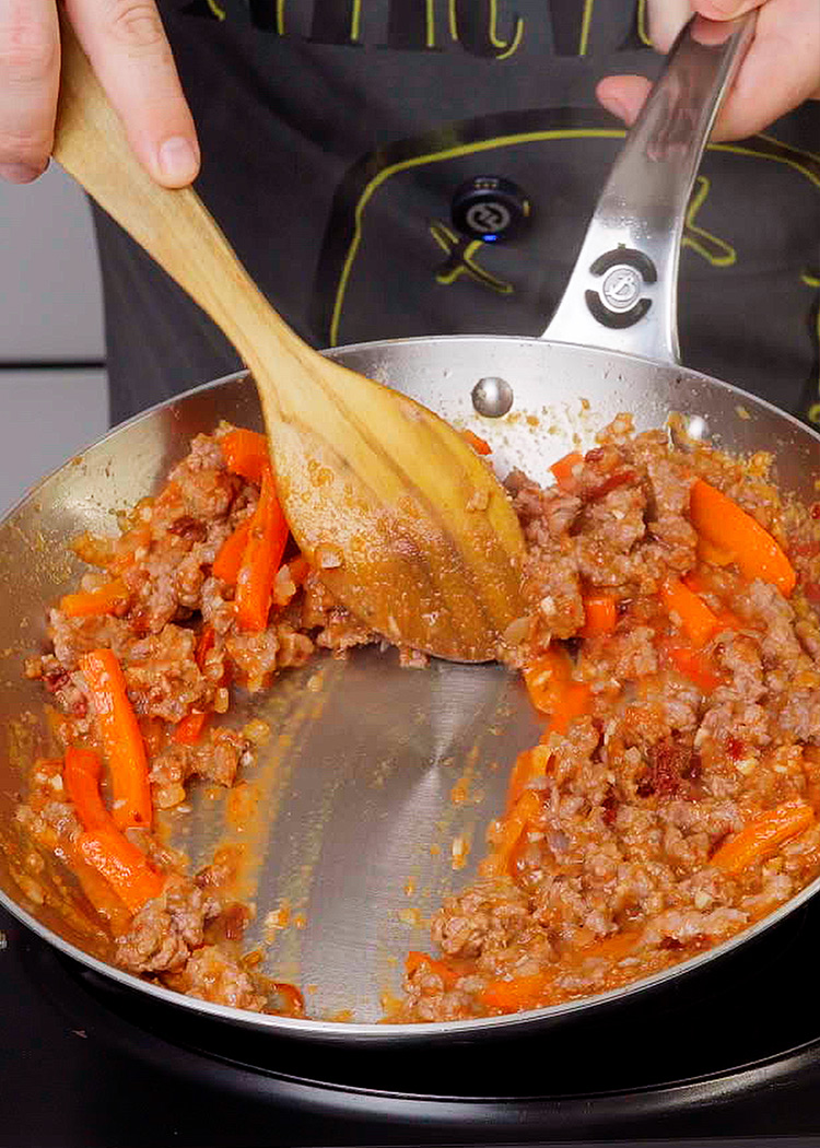 añadir el tomate para arroz con carne picada
