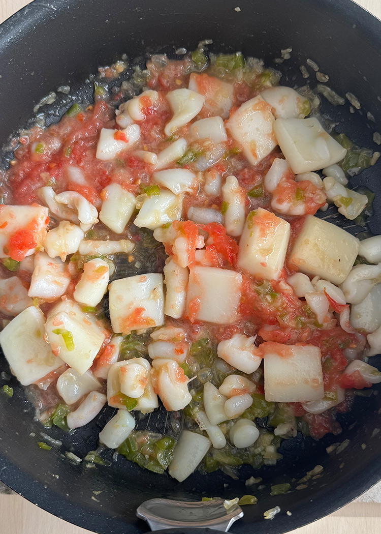Añadir tomate para arroz con sepia caldoso