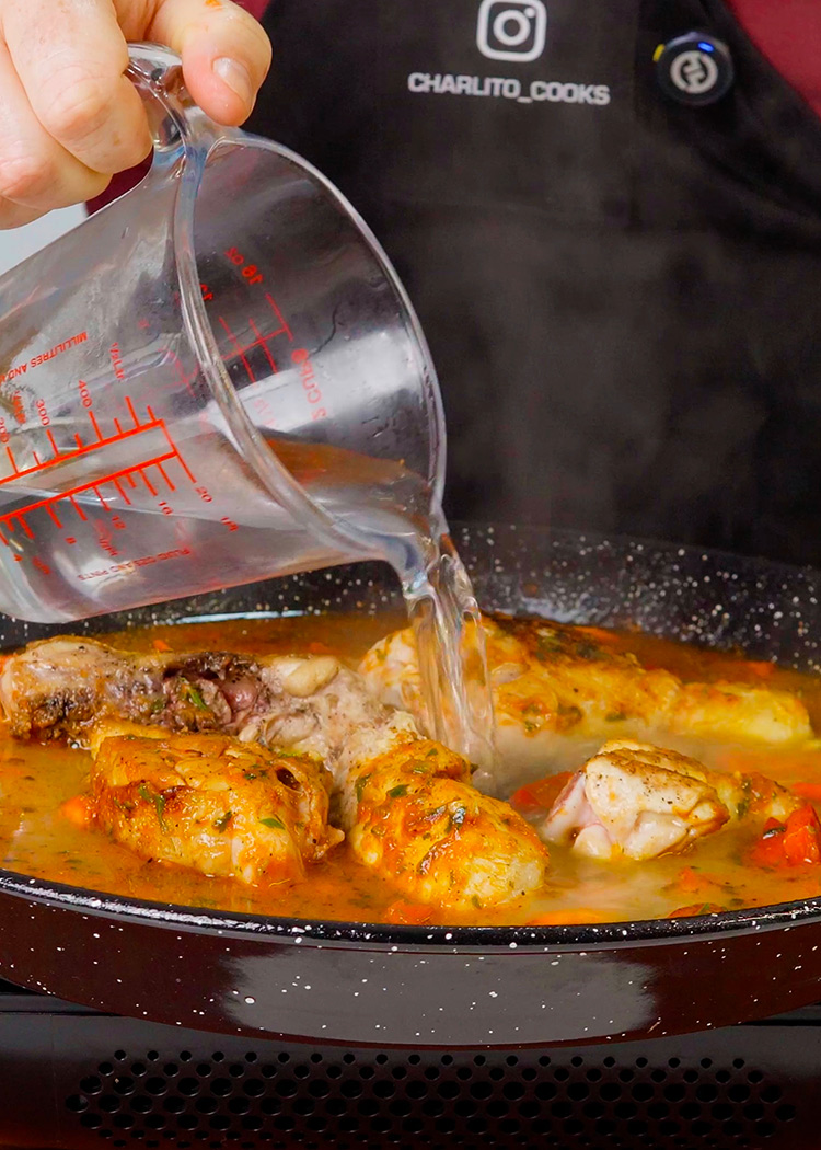 Verter agua para paella de pollo