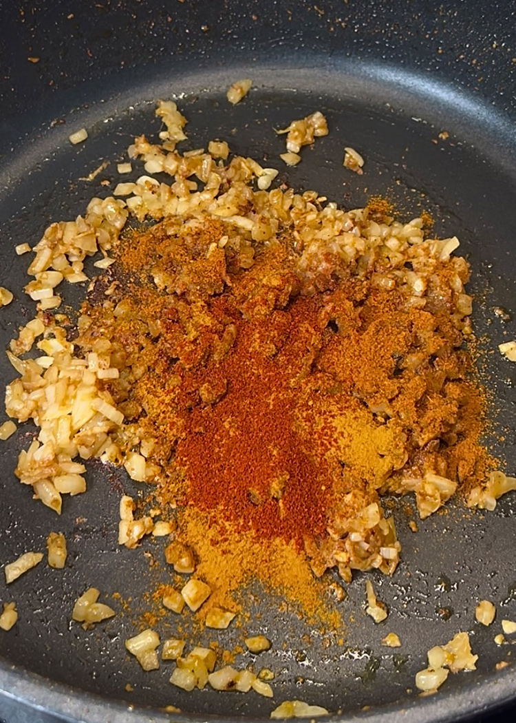 Agregar especias para tikka massala