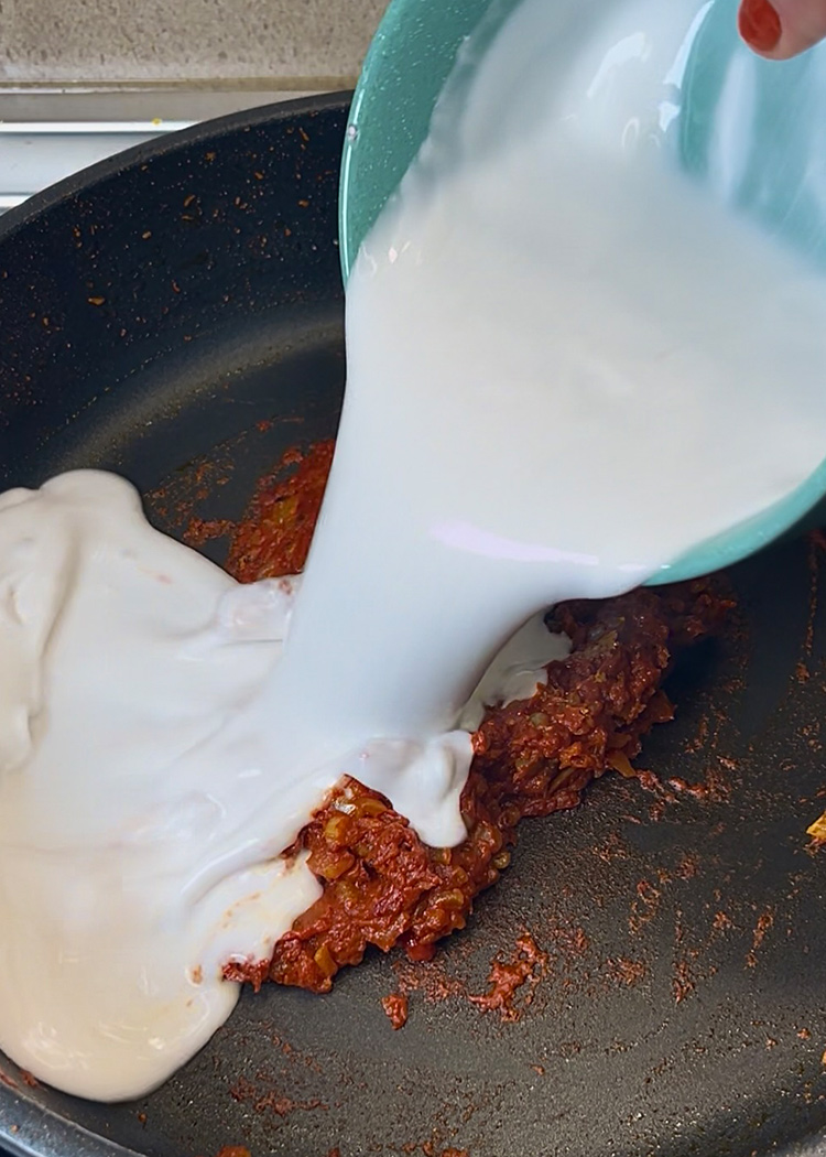 Añadir leche de coco para tikka massala