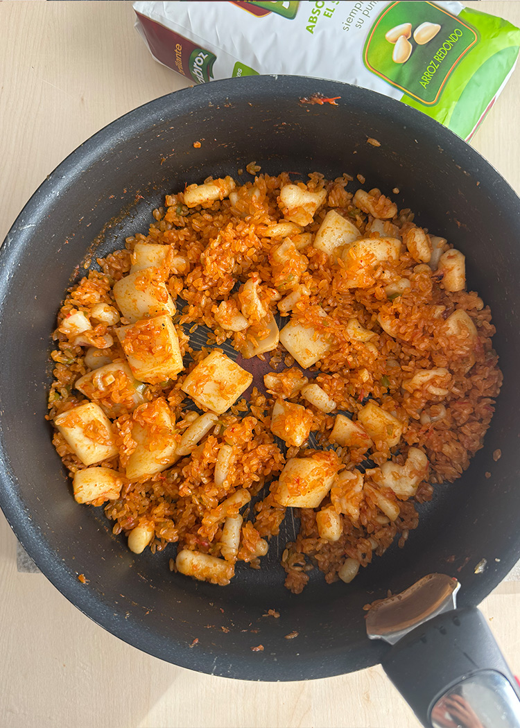 incorporar el arroz para arroz con sepia caldoso