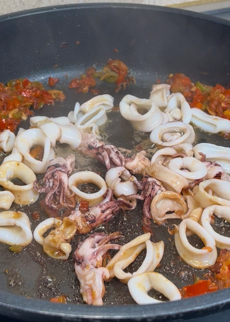 Añadir chipirones para paella de marisco