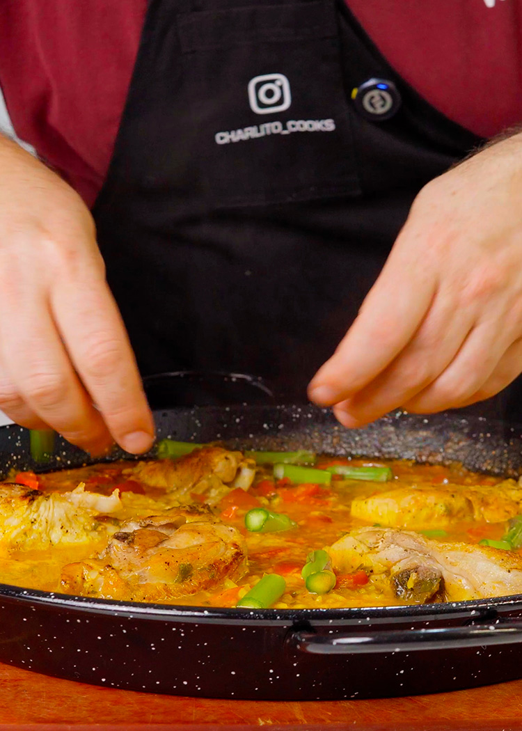 Incorporar espárragos para paella de pollo