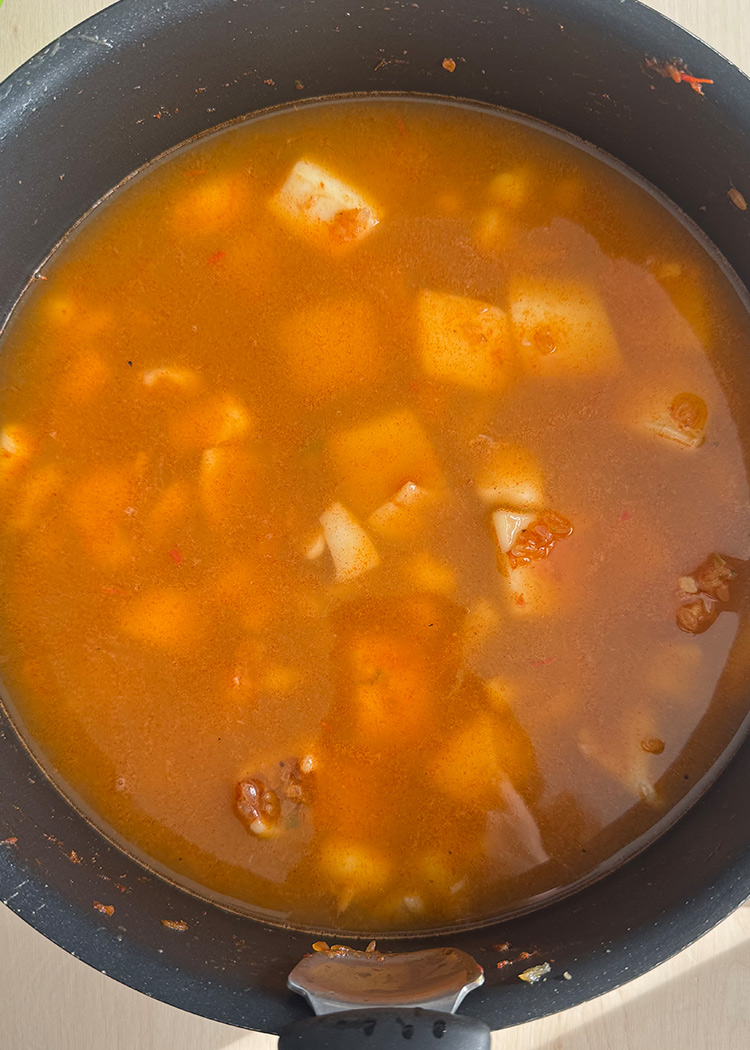 Añadir caldo para para arroz con sepia caldoso