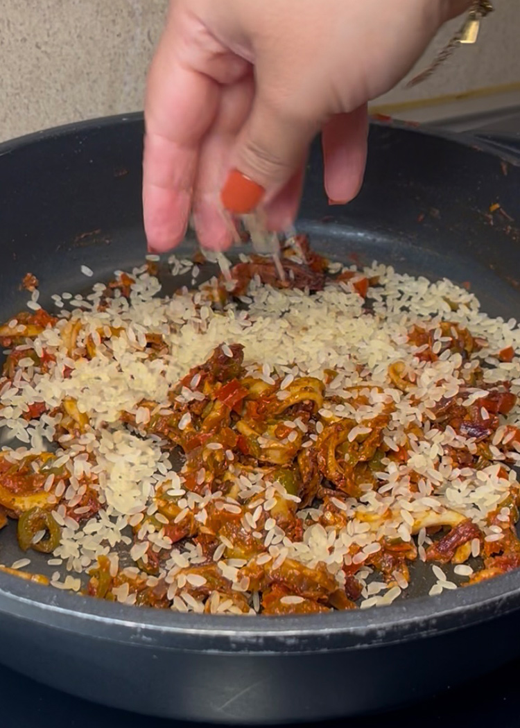 incorporar arroz para paella de marisco