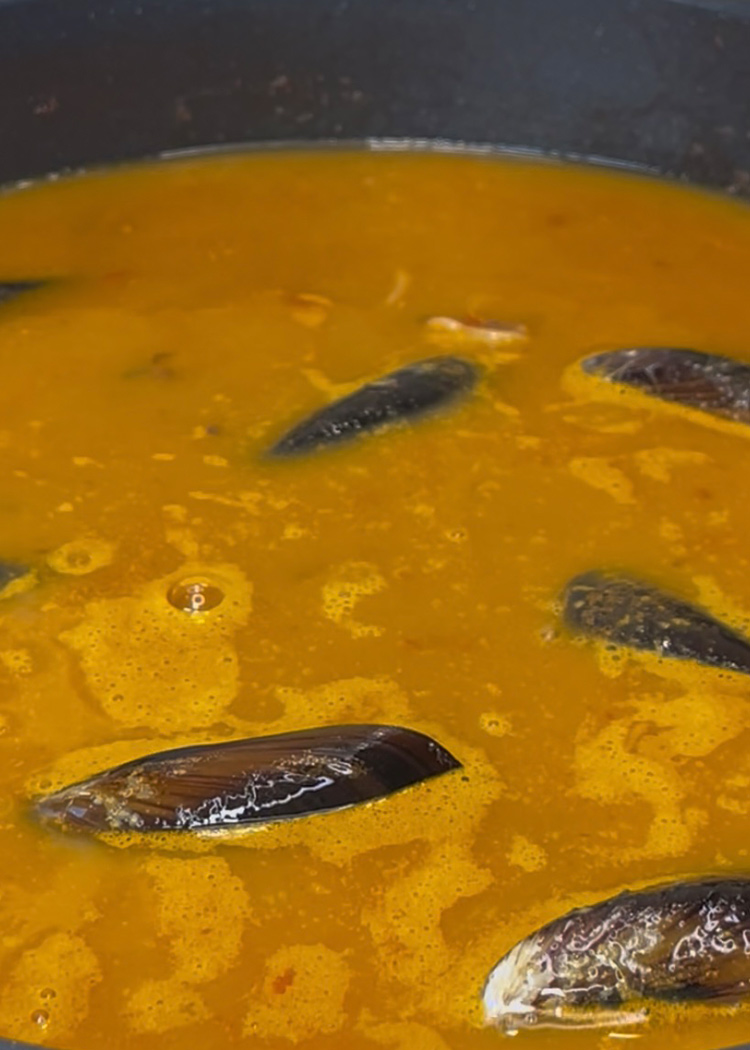 Verter caldo para paella de marisco