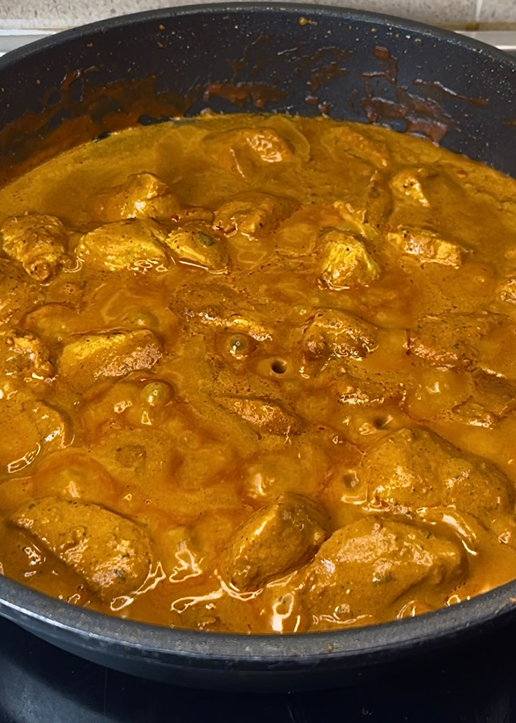 Agregar el pollo para tikka massala