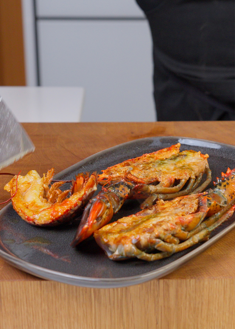 trocear bogavante para arroz con bogavante