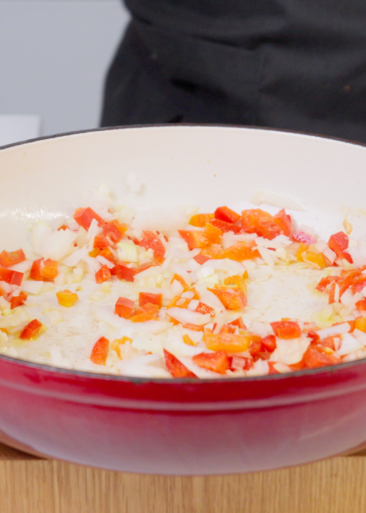 Sofreir verduras para arroz con bogavante de la abuela