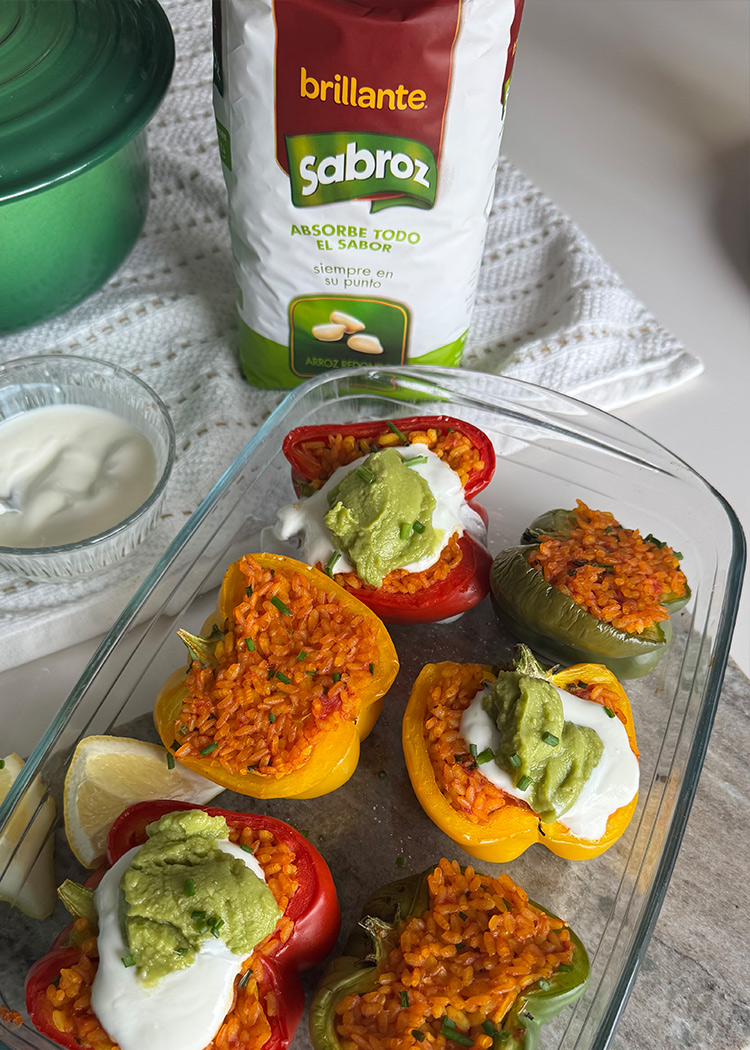 servir pimientos rellenos de arroz