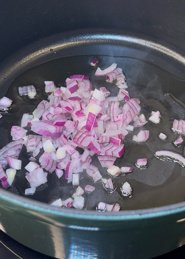 sofreir cebolla para risotto de queso