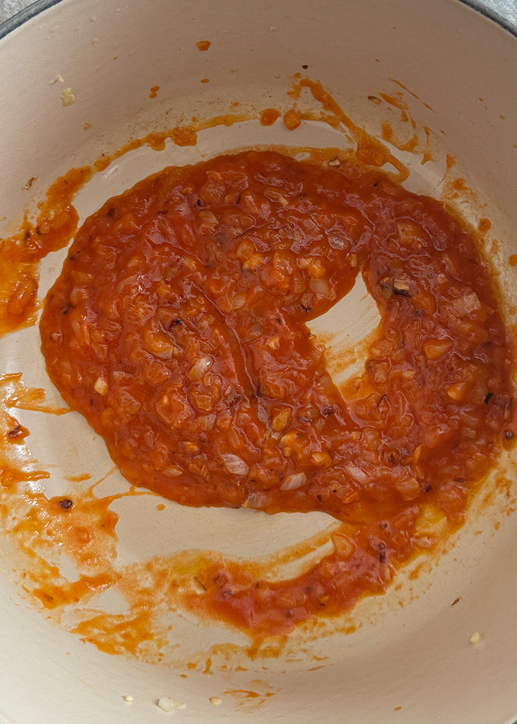 Añadir tomate para arroz con atún