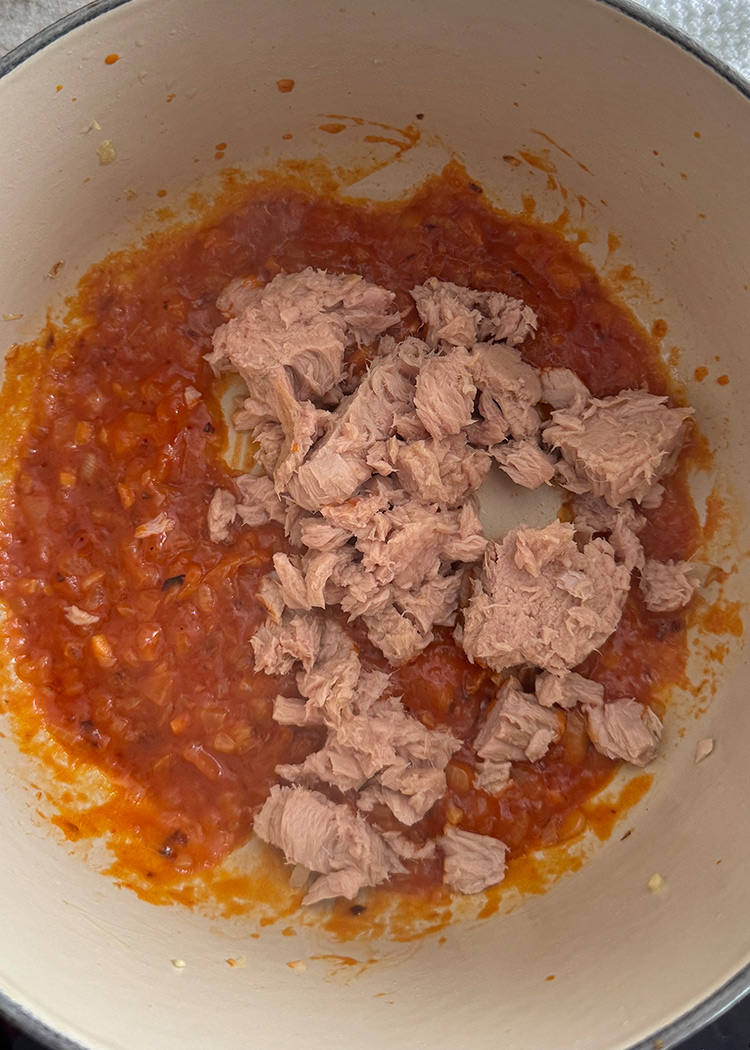 Incorporar atún para arroz con atún