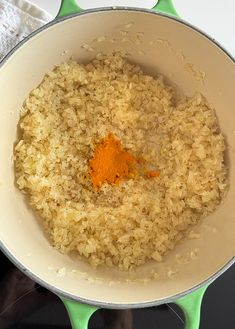 Rehogar el arroz para pimientos rellenos de arroz