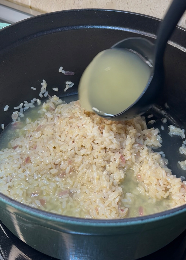 incorporar caldo para risotto de queso
