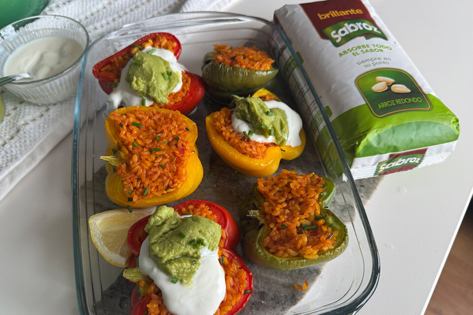 Aprende a preparar unos deliciosos pimientos rellenos de arroz: receta y secretos culinarios