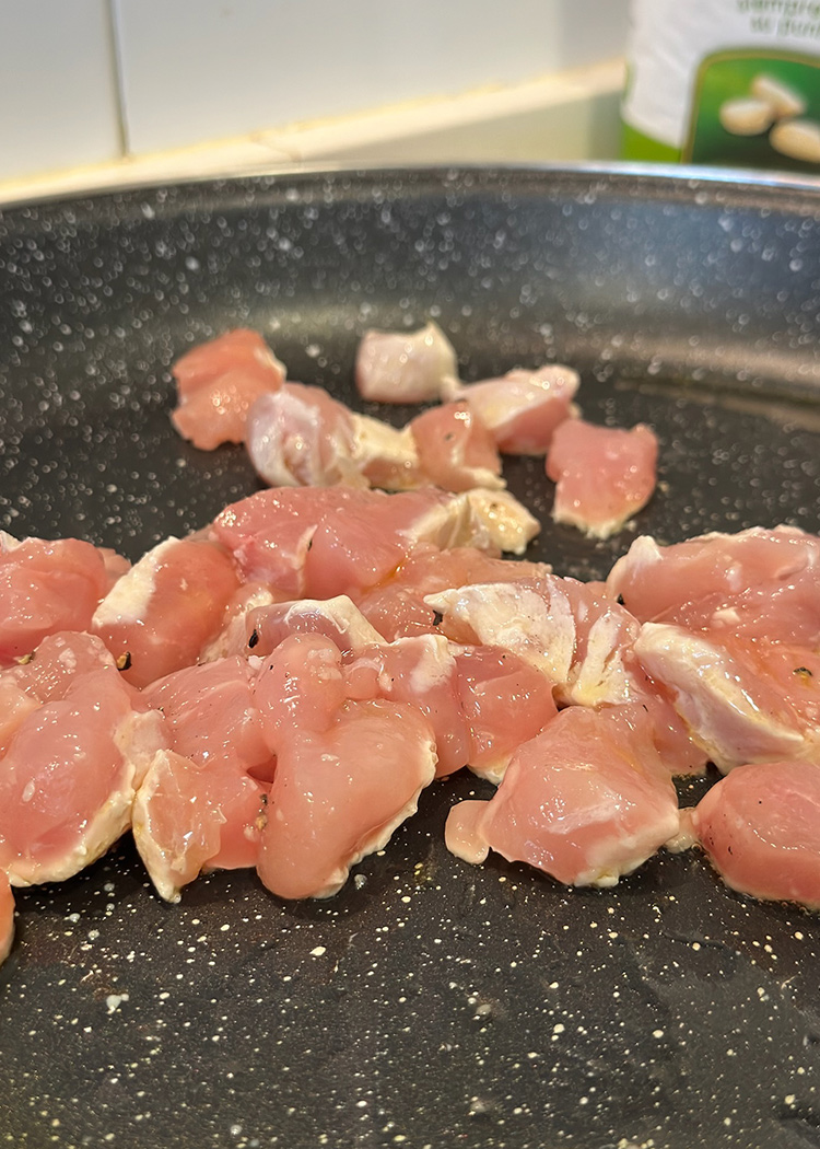Dorar pollo para paella fácil