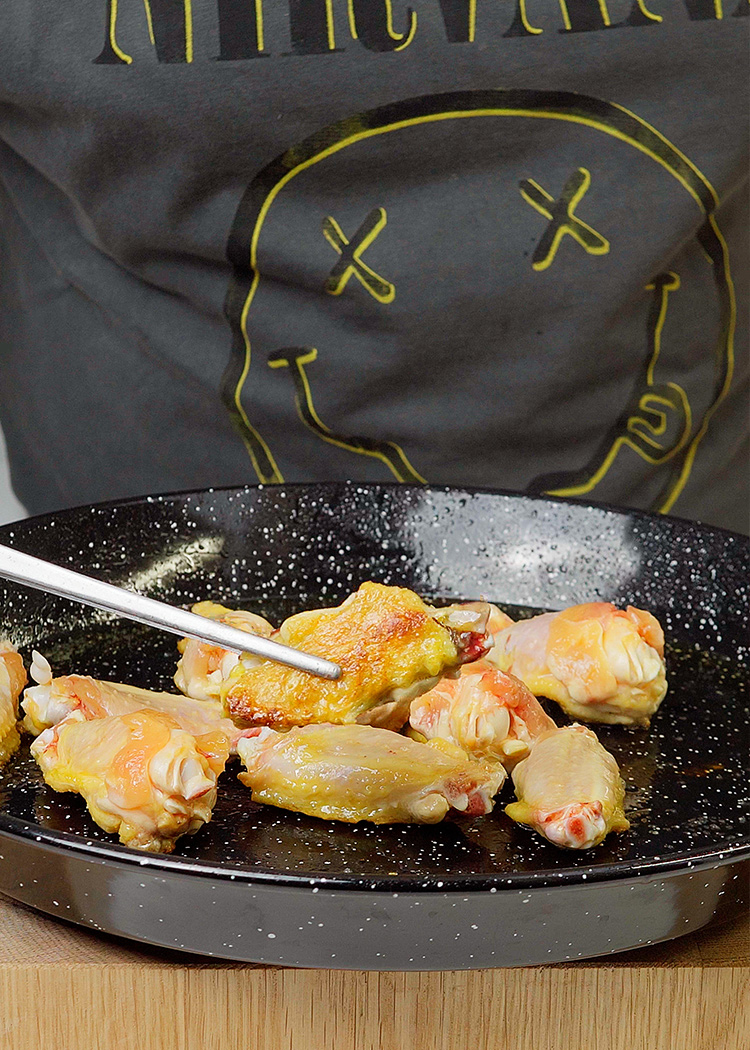 dorar el pollo para paella de carne