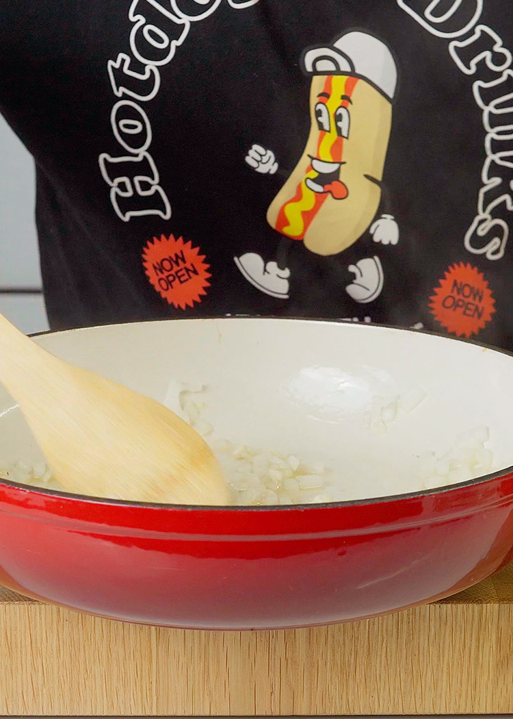 sofreir cebolla para arroz meloso de pato y setas