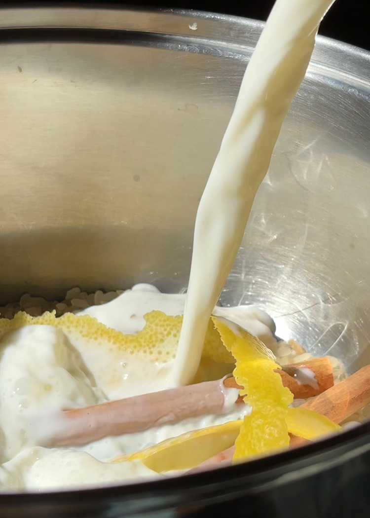 mezclar ingredientes para arroz con leche
