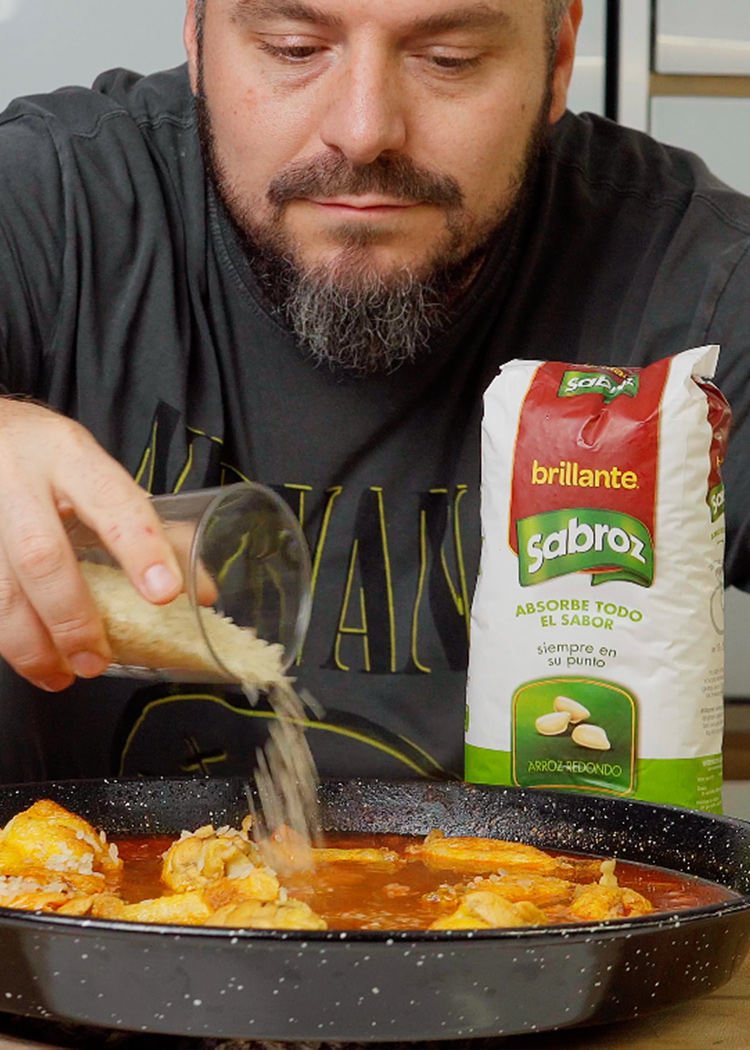 echar arroz para paella de carne