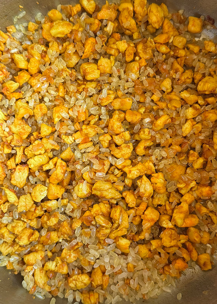 cocinar el pollo y caldo para croquetas de arroz