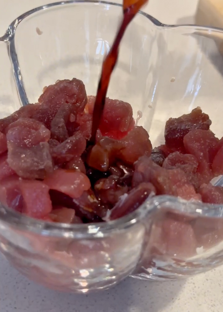 marinar atún para receta de sushi