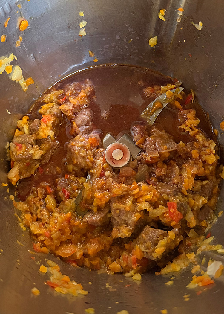 Añadir vino para arroz con carrilleras en thermomix
