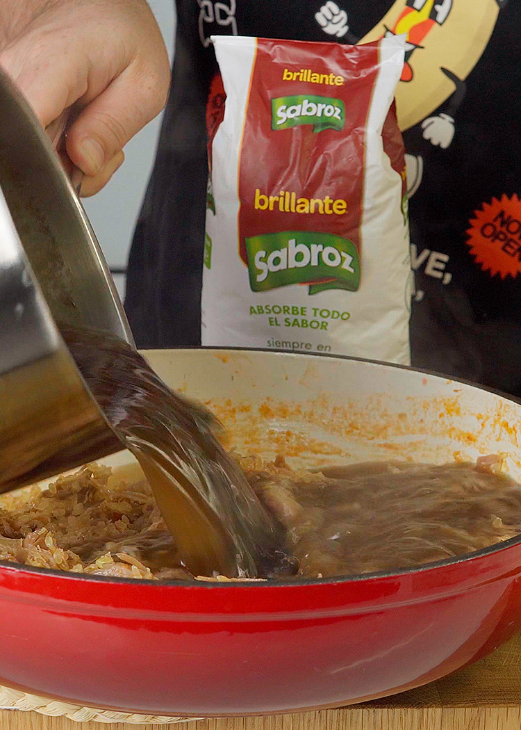 incorpora arroz y caldo para arroz meloso de pato y setas