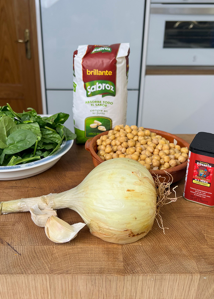 Ingredientes para arroz con espinacas y garbanzos