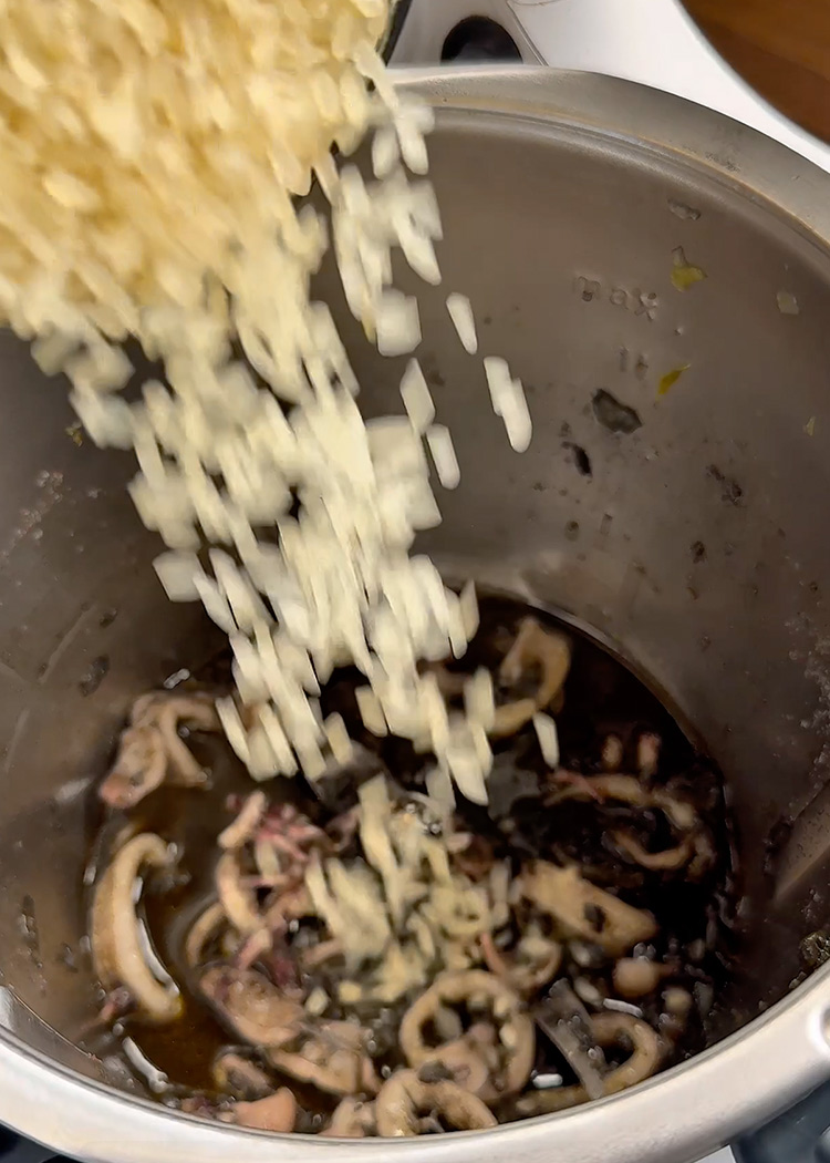 echar arroz para arroz negro Thermomix