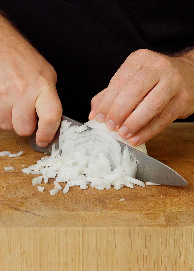 picar verduras para arroz con espinacas y garbanzos