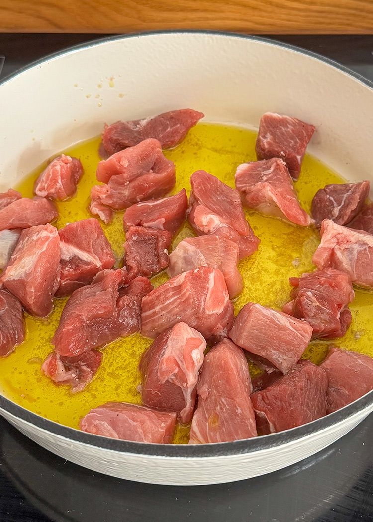 dorar la carne para arroz caldoso con carne