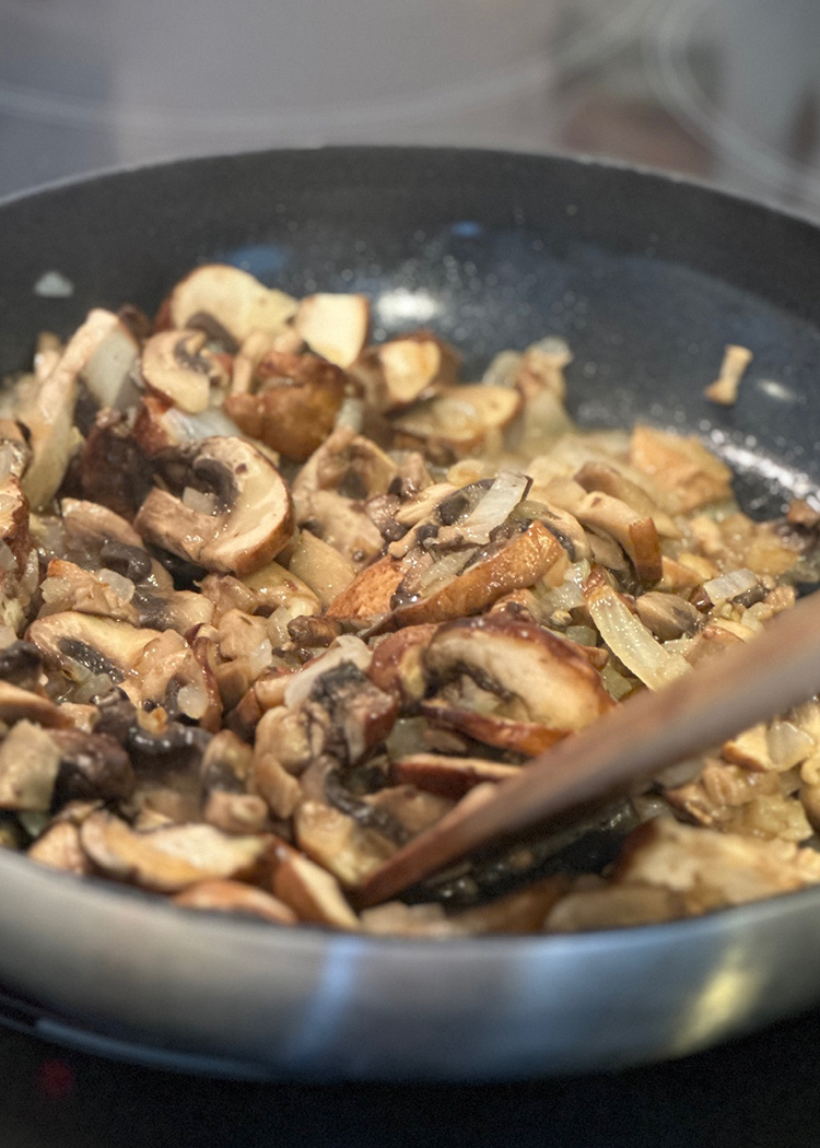 Arroz con champiñones: sabroso, fácil y de los que siempre apetecen