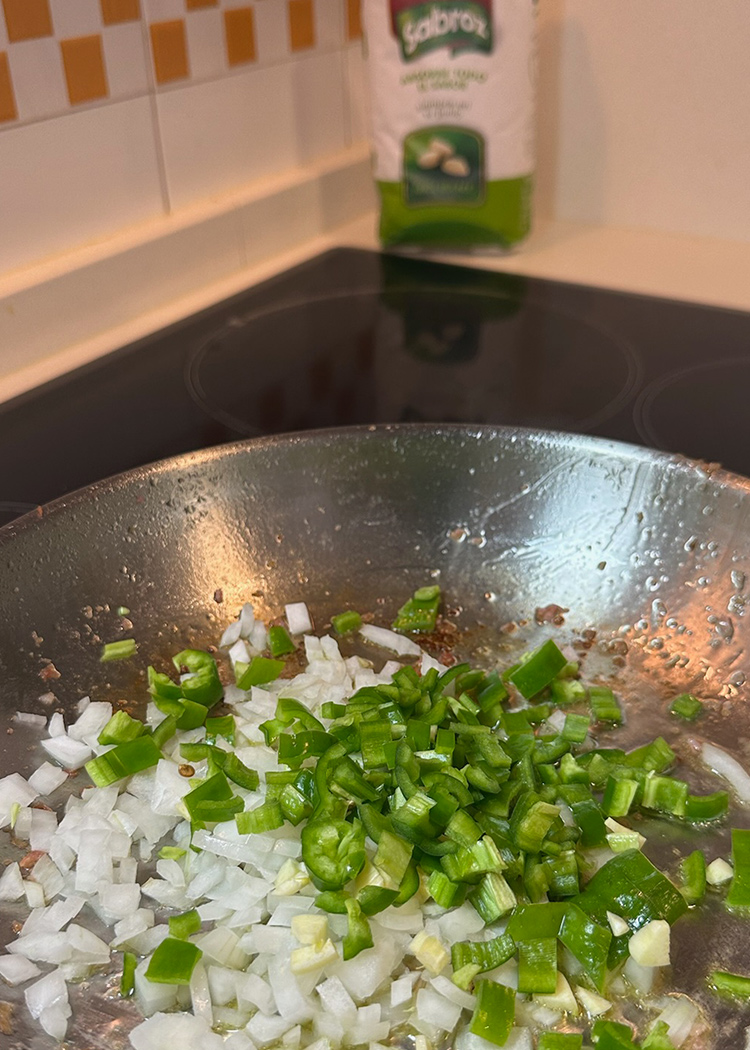 Sofreir verduras para arroz con longanizas