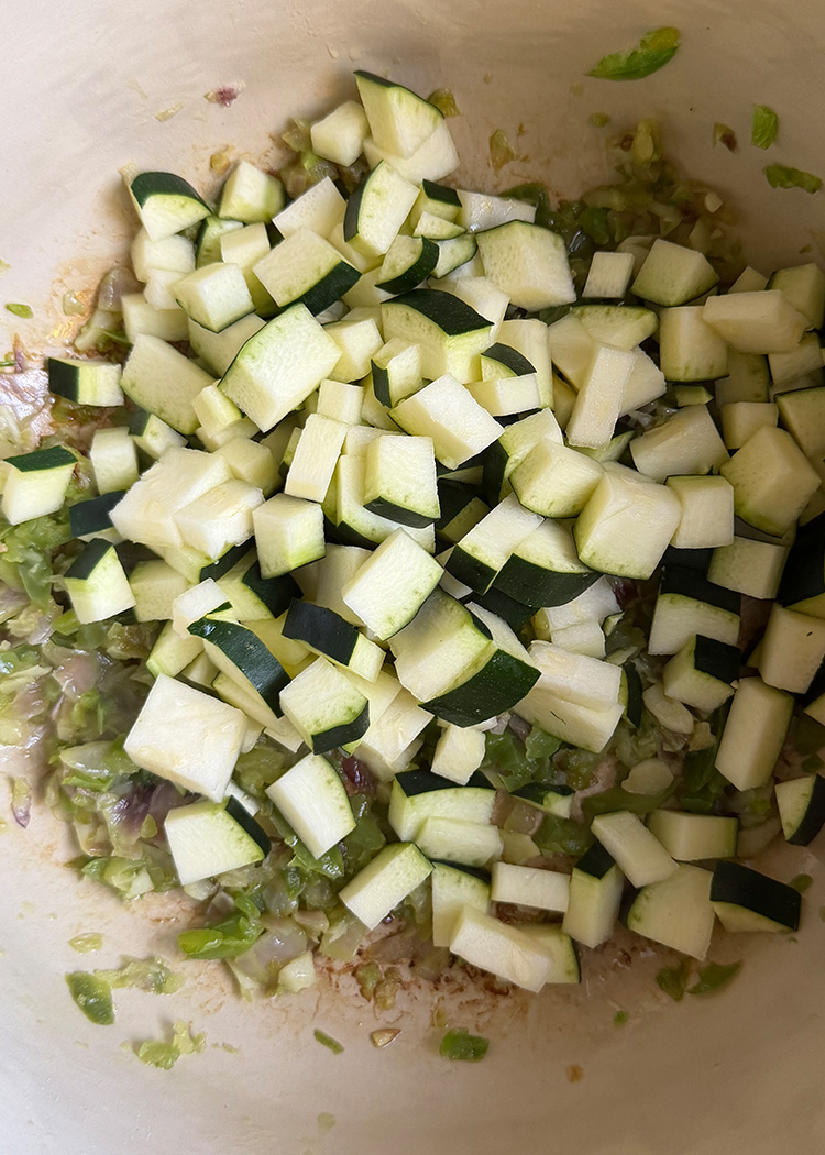 echar verduras para arroz con verduras al curry