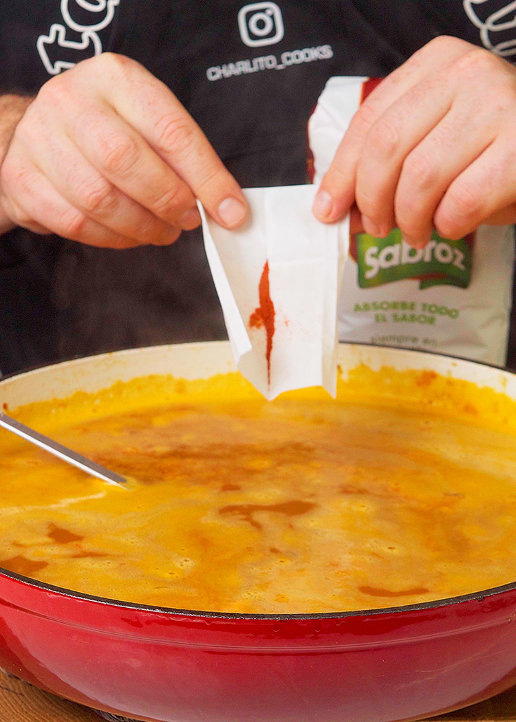 incorporar caldo para arroz con marisco