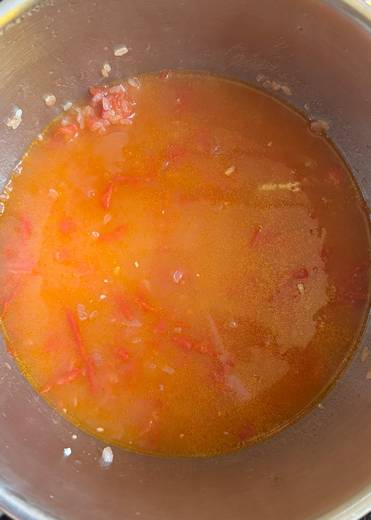 verter caldo de pescado para arroz con bacalao