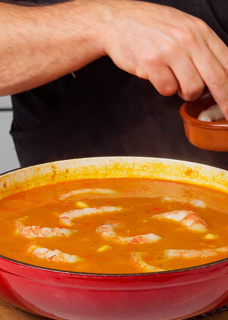 incorporar gambones para arroz con marisco